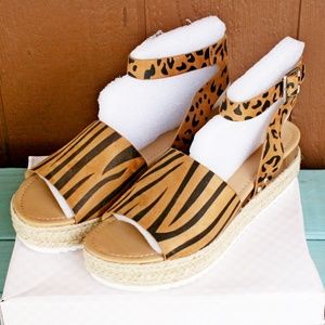 **LAST PAIR** Soda Espadrille Sandals Womens 6 Tiger Print Stripes Faux Leather